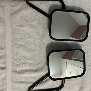 Jeep Wrangler black side mirrors.